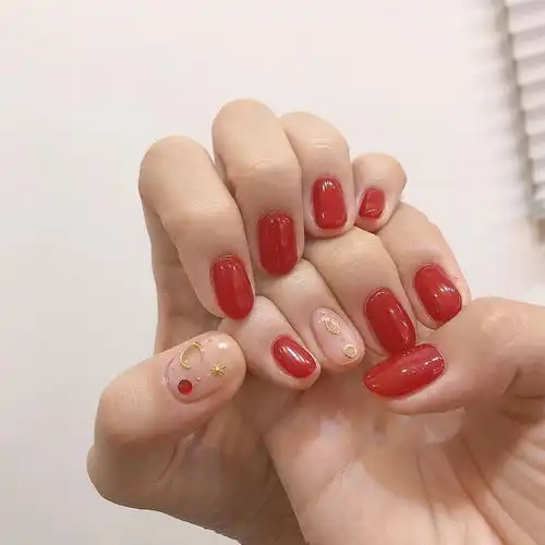  精致不落俗套的红色美甲,怎么搭都不会让你失望