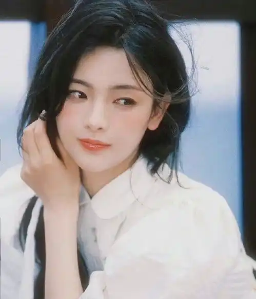  网友怼杨超越学历,杨超越温柔回应网友恶评,情商越来越高了