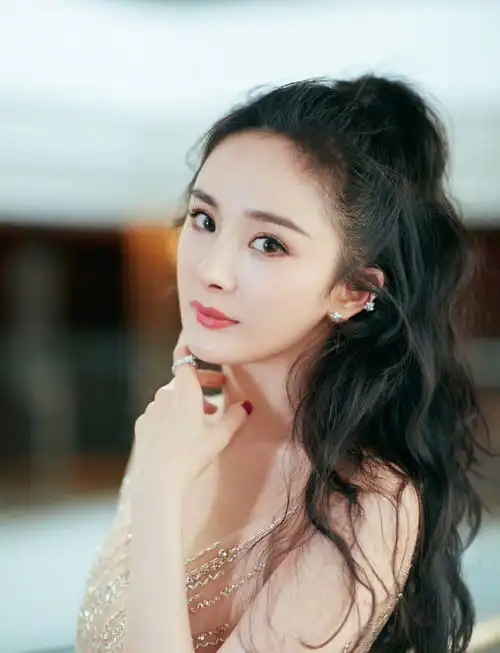  杨幂柔美婀娜身着粉色羽毛裙仙气十足