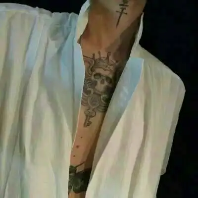  带纹身的男头像