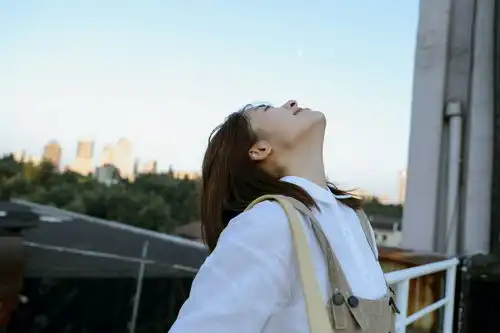  组图沈月夏日天台治愈系大片白衬衫背带裤尽显甜美可爱
