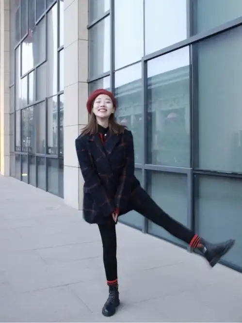 有质感的学院风怎么穿红蓝格纹西装配同色系贝雷帽,精致可爱 有质感的学院风怎么穿红蓝格纹西装配同色系贝雷帽,精致可爱
