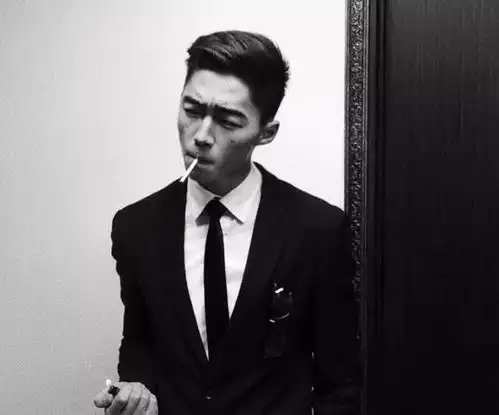  草食系小奶狗男模,自拍照八块腹肌太诱人