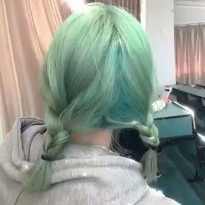  绿色头发图片女生头像