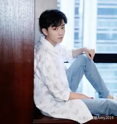  活泼少年王俊凯,黑色拼接西装,也能打破古板严肃风