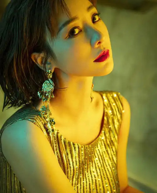 柳岩穿紧身长裙大秀s型曲线展露风情性感气质 柳岩穿紧身长裙大秀s型曲线展露风情性感气质