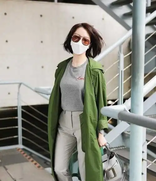 43岁陈数知性穿搭很加分,西装配百褶裙简洁干练,妥妥白领气质 43岁陈数知性穿搭很加分,西装配百褶裙简洁干练,妥妥白领气质