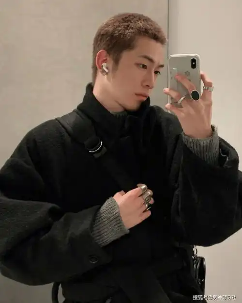 安静而有力,会穿黑色系的男人,才是真正的有品位的 安静而有力,会穿黑色系的男人,才是真正的有品位的