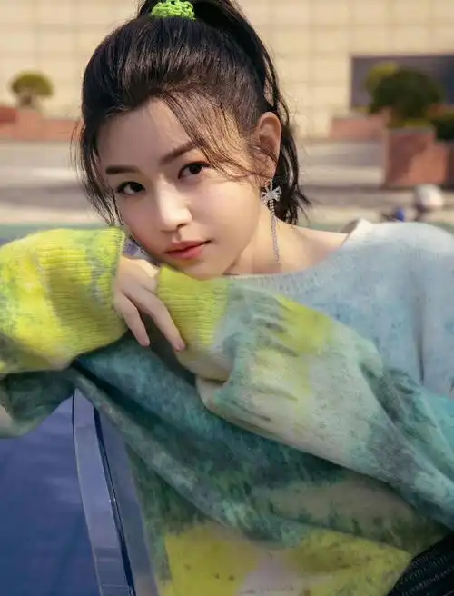 陈妍希恋综新造型,渐变色毛衣搭皮短裤,清新活力少女感十足 陈妍希恋综新造型,渐变色毛衣搭皮短裤,清新活力少女感十足