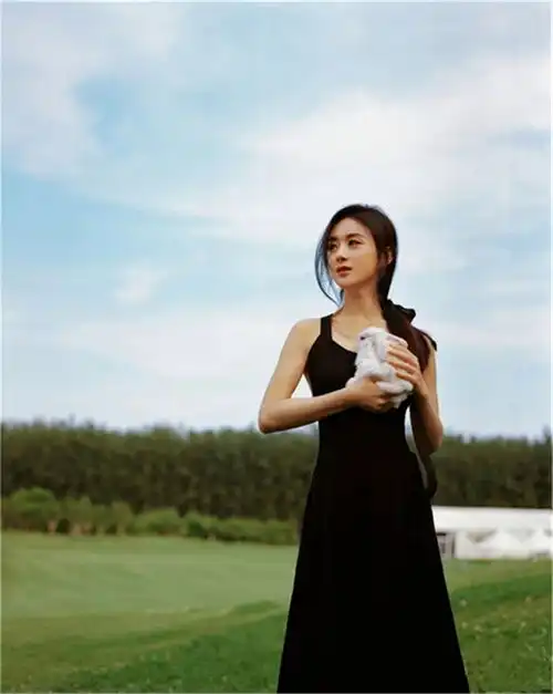  甜美系赵丽颖气质养成记,大胆穿v领露背装,吸睛又有女人味