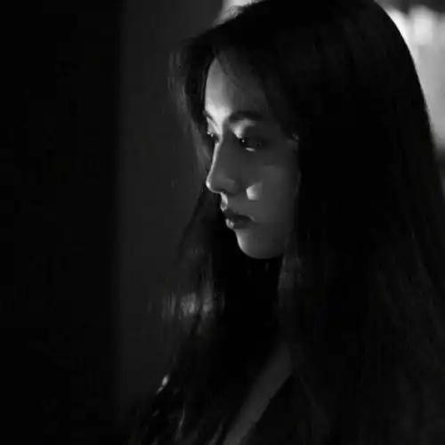 头像女黑色系女生