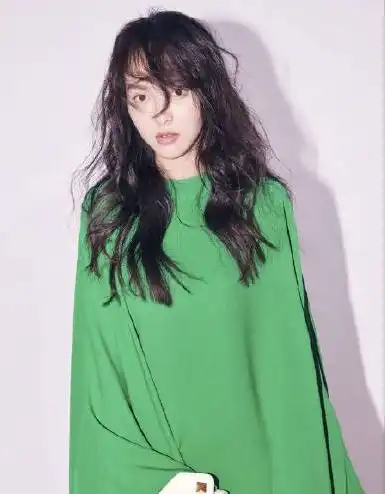  名门泽佳唐嫣最新封面仍似少女一袭樱花粉抹胸裙效果甜美仙气