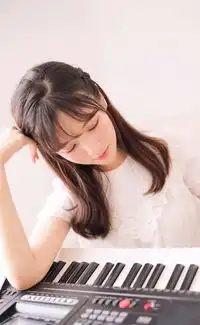  治愈系美女白裙写真图片