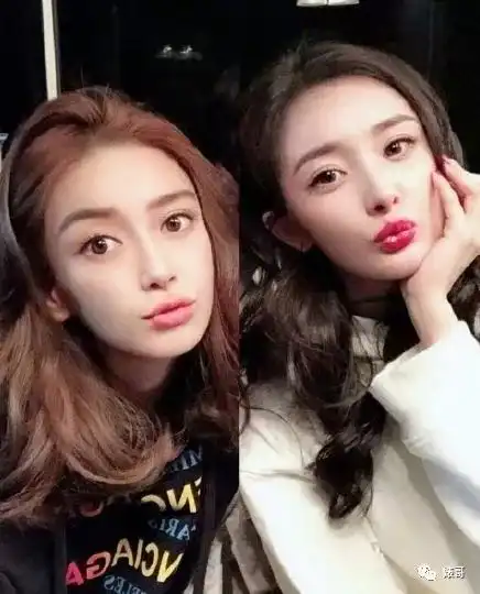  杨幂晒3人合照准时为baby庆生,闺蜜玩出真情实感了超大的鸽子蛋成功抢镜