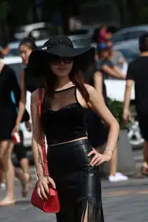  时尚街拍黑色系女生性感装扮,皮裙更个性