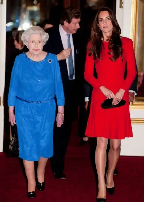 凯特嫁给威廉10年练就一颗七窍玲珑心,铁公鸡女王大方借出珠宝 凯特嫁给威廉10年练就一颗七窍玲珑心,铁公鸡女王大方借出珠宝