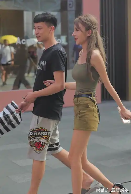  小姐姐一身绿色系穿搭,复古又大气生机感满满
