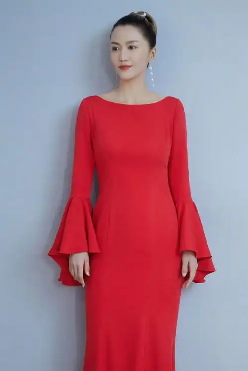  红色连衣裙继续走起,小可爱们觉得谭维维这一身礼服如何