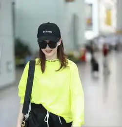  戚薇就是前卫穿荧光绿闪亮吸睛,墨镜遮面红唇吸睛又美又飒