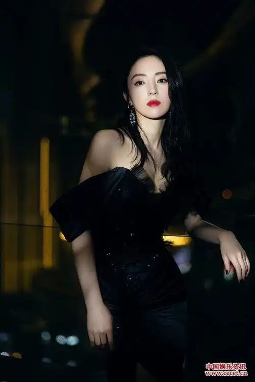 董璇卷发红唇化身港风女郎直视镜头冷艳迷人 董璇卷发红唇化身港风女郎直视镜头冷艳迷人