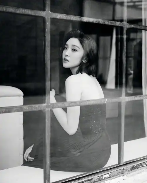 唐艺昕穿抹胸裙秀香肩坐窗边侧颜美氛围感满分 唐艺昕穿抹胸裙秀香肩坐窗边侧颜美氛围感满分