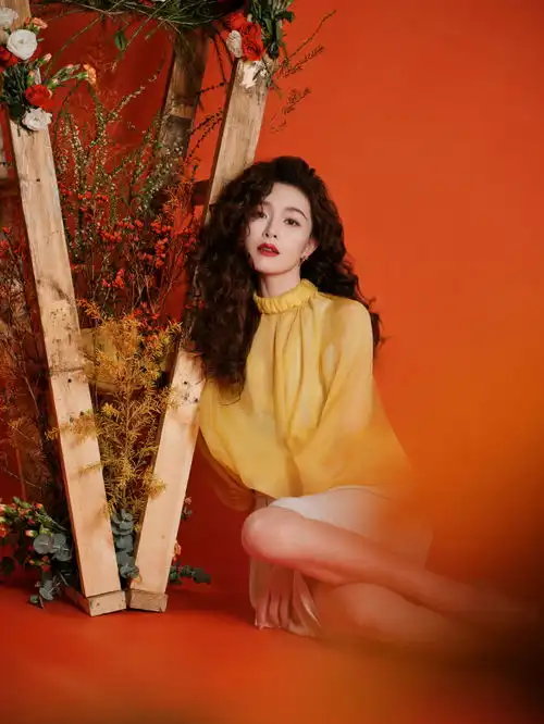 文咏珊港风复古时尚大片羊毛卷搭红唇成熟妩媚 文咏珊港风复古时尚大片羊毛卷搭红唇成熟妩媚