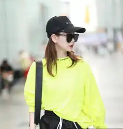  戚薇就是前卫穿荧光绿闪亮吸睛,墨镜遮面红唇吸睛又美又飒