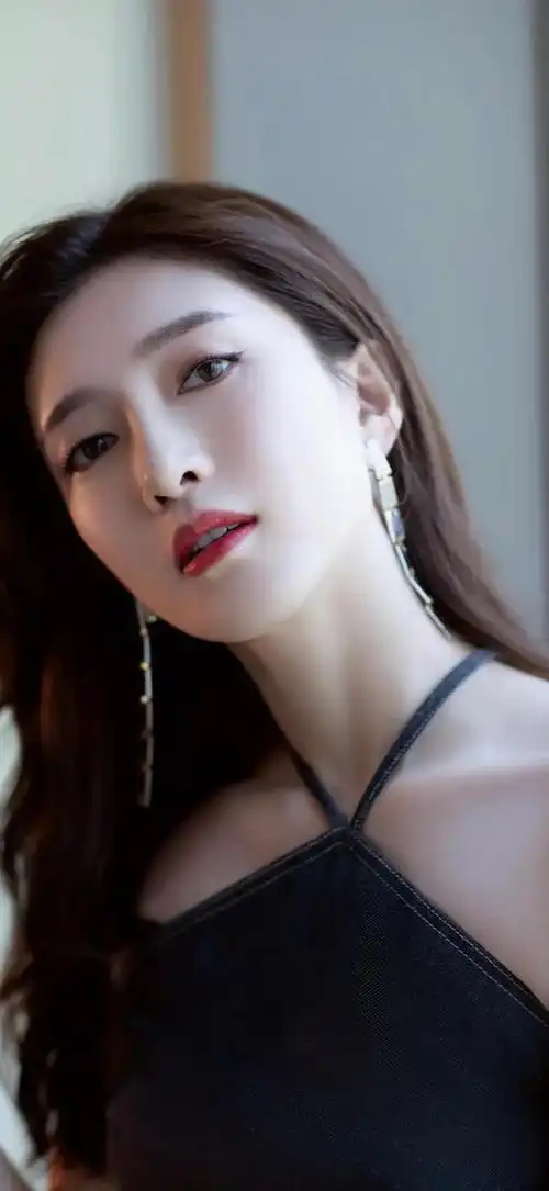  美女壁纸黑色系服饰搭配