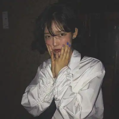  复古色彩现代女生头像复古功能美化过的女头