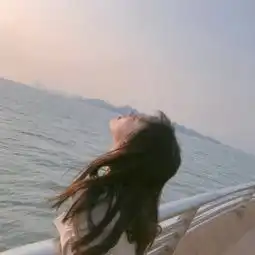 甜美系女头像侧脸背影