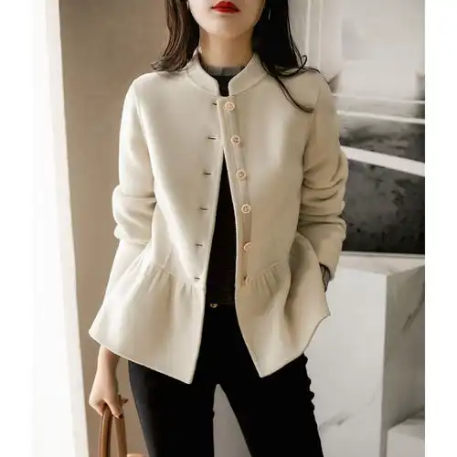  冬装外套还是暖色系比较亮眼,上身轻奢又大气,美得高雅