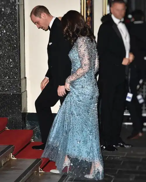 凯特王妃蓝色系裙装气质清新高贵,干练英式风格 凯特王妃蓝色系裙装气质清新高贵,干练英式风格