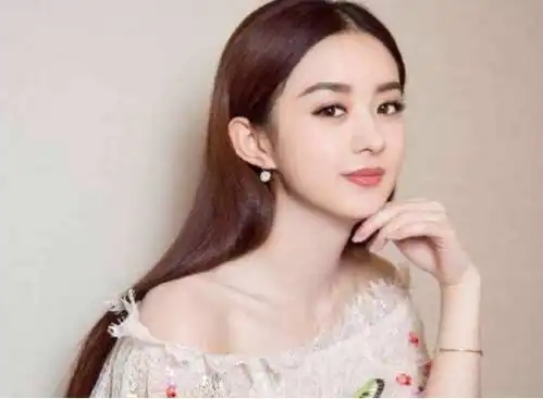  赵丽颖当妈后穿粉色波点裙,温柔又不失仙气,网友腰围认真的