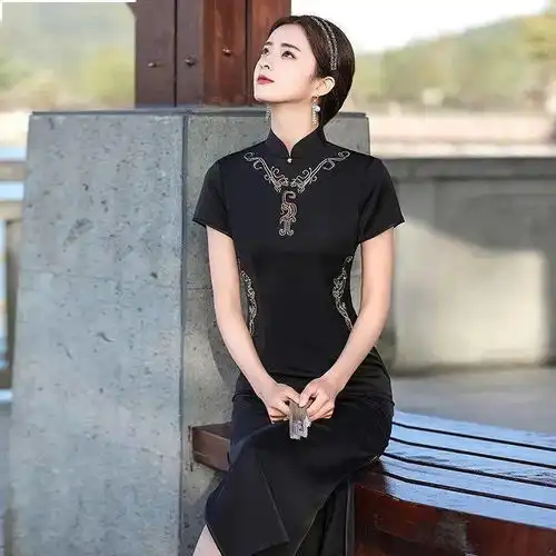  腰间绣花黑色旗袍,禁欲系的小性感
