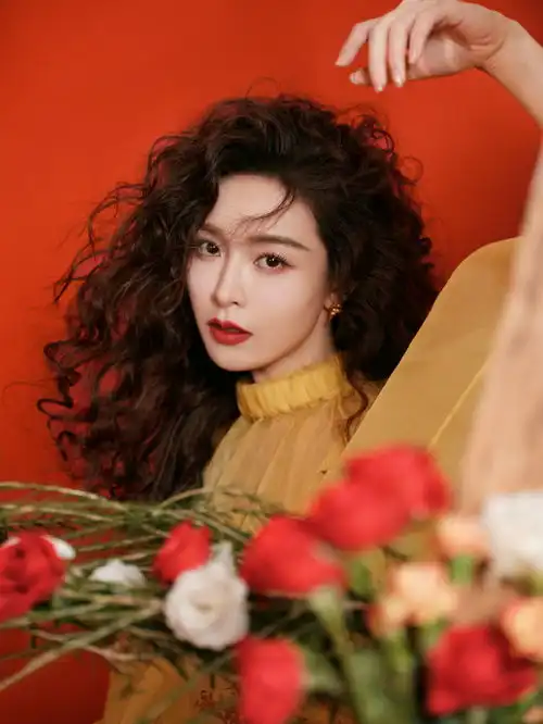 文咏珊港风复古时尚大片羊毛卷搭红唇成熟妩媚 文咏珊港风复古时尚大片羊毛卷搭红唇成熟妩媚