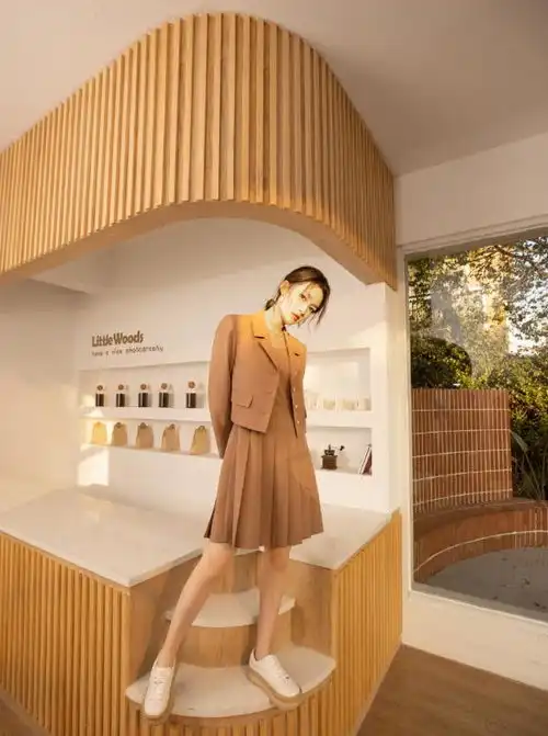 李沁罕见现身机场,戴口罩难挡头身比例,这样的她为什么不红 李沁罕见现身机场,戴口罩难挡头身比例,这样的她为什么不红