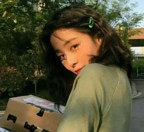  最近绿色女生头像火了,搭配钻石妆给你满满的少女感
