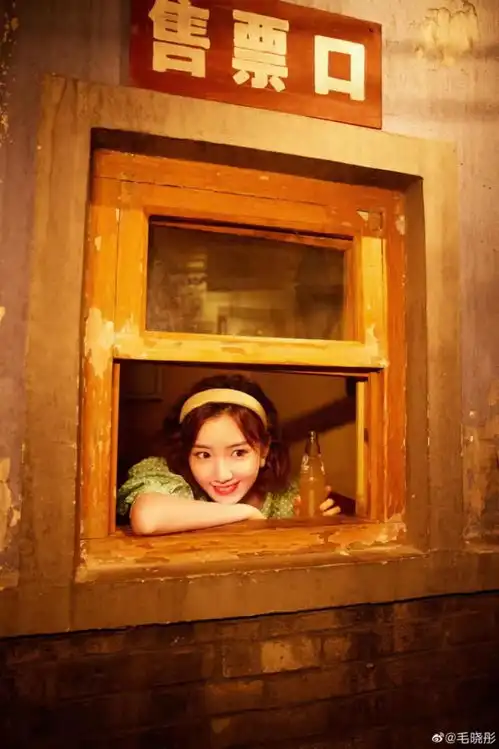 33岁毛晓彤港风绝了,绿色波点衬衫配白长裙,气质复古似画中女郎 33岁毛晓彤港风绝了,绿色波点衬衫配白长裙,气质复古似画中女郎