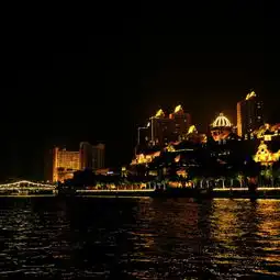  灯光倒影在海河中,用不同的视角看待这个世界,是可以发现很多的不一样的景色