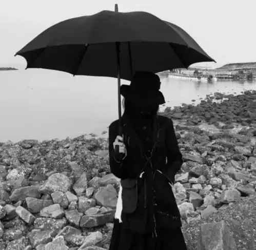 头像不露脸微丧黑色系女头像 头像不露脸微丧黑色系女头像