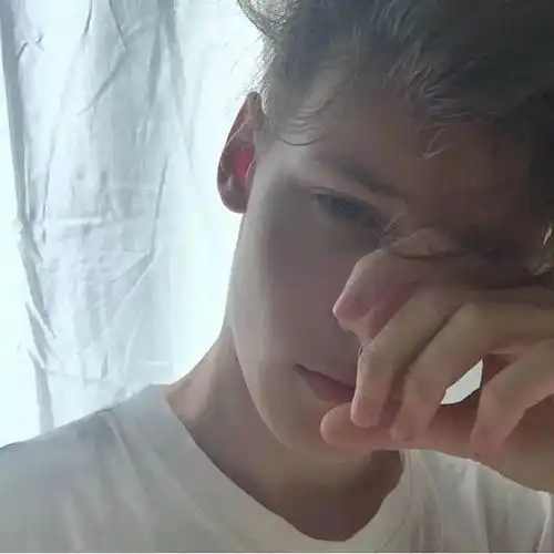 治愈系男生头像欧美锁骨