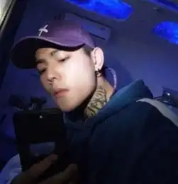 暖色系微信头像男生帅气