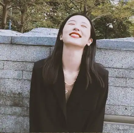  治愈系女孩也能驾驭暗黑系,学周雨彤西装裙穿起来,好看又显瘦