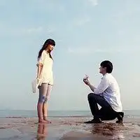  海边求爱情侣头像浪漫意境男生向女生求爱的图片