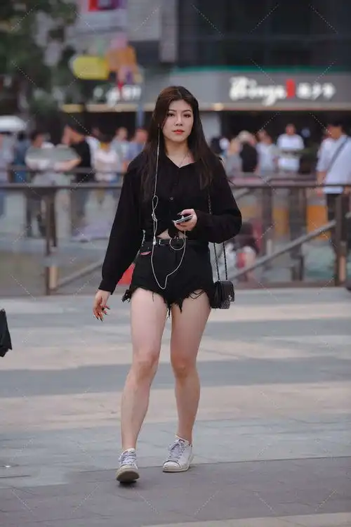 学会同色系穿搭带你走近时尚,黑色系穿搭高冷气质,霸气十足 学会同色系穿搭带你走近时尚,黑色系穿搭高冷气质,霸气十足