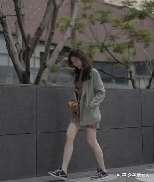  秋天穿什么颜色衣服好看