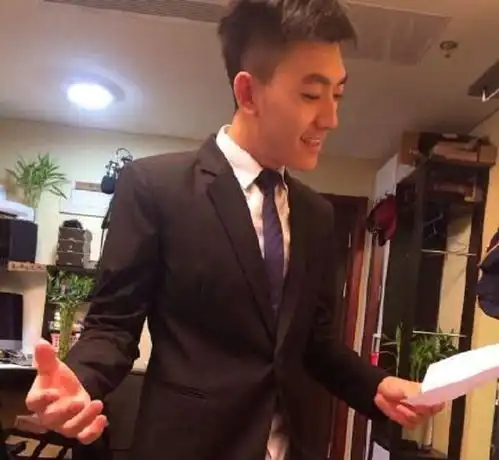  央视90后男主播,因酷似霍建华李敏镐走红,后出演腐剧参加综艺
