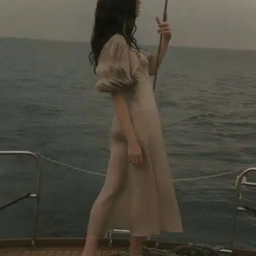  欧美风女头像高冷,一个人在海边是孤独的