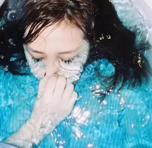 好看的头像女孩清冷系蓝