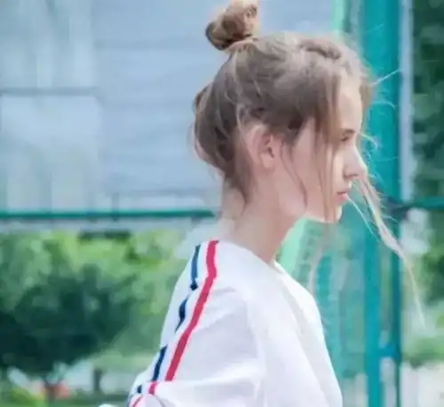 甜美系女头像侧脸车手